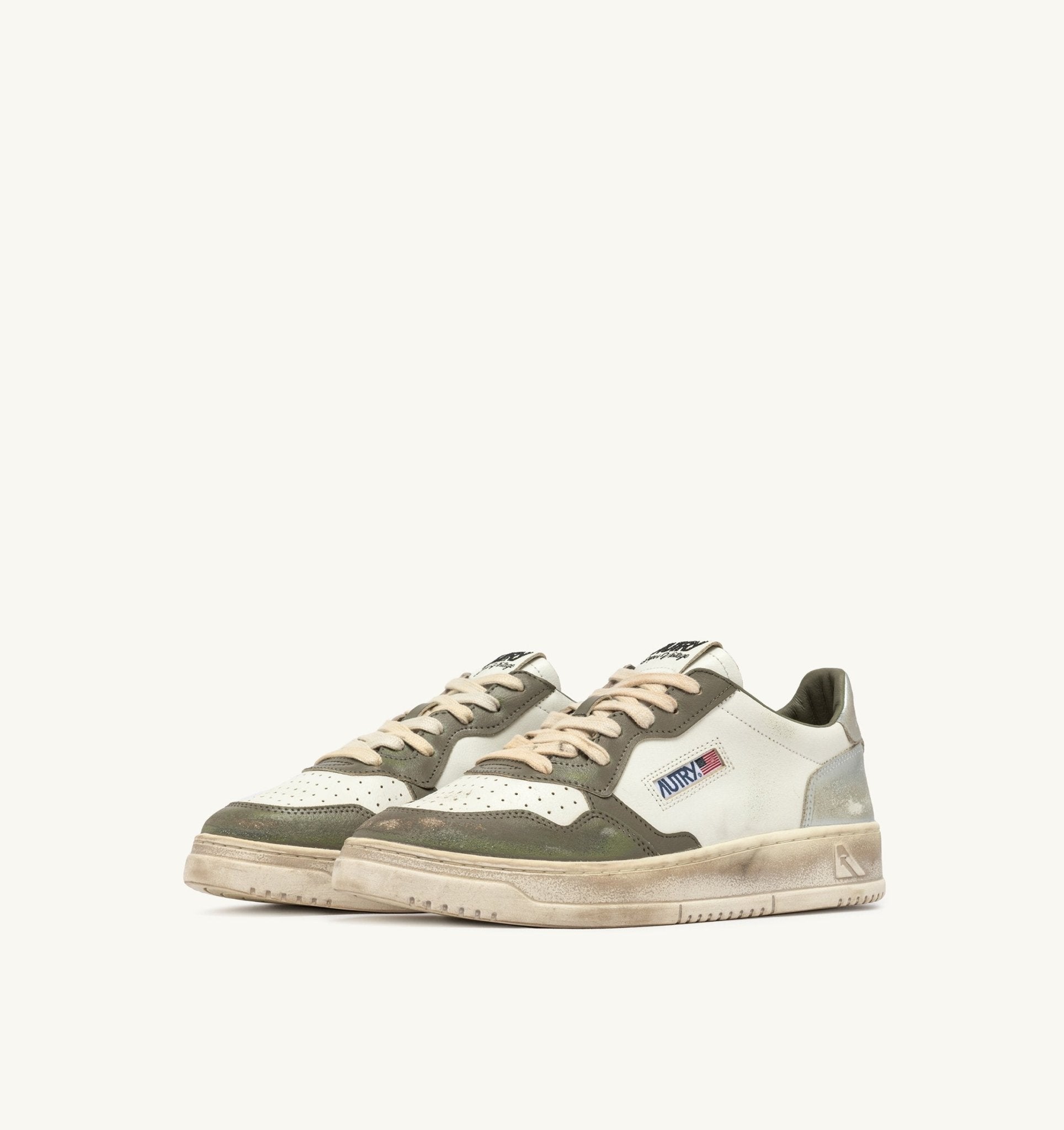 AUTRY - BASKETS MEDALIST LOW SUPER VINTAGE WHISPER WHITE VERT ET SILVER