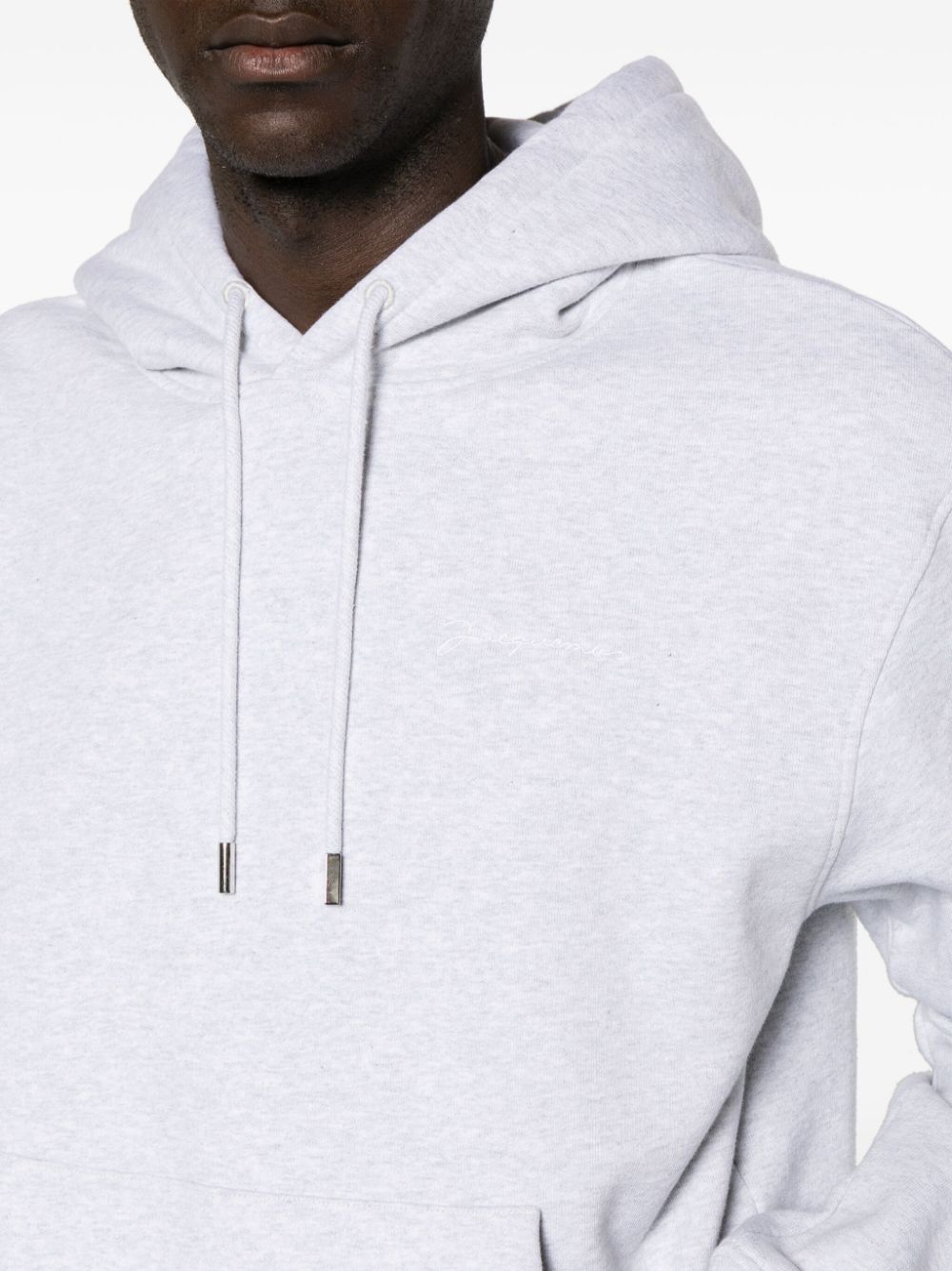 Jacquemus Hoodie gris à logo brodé
