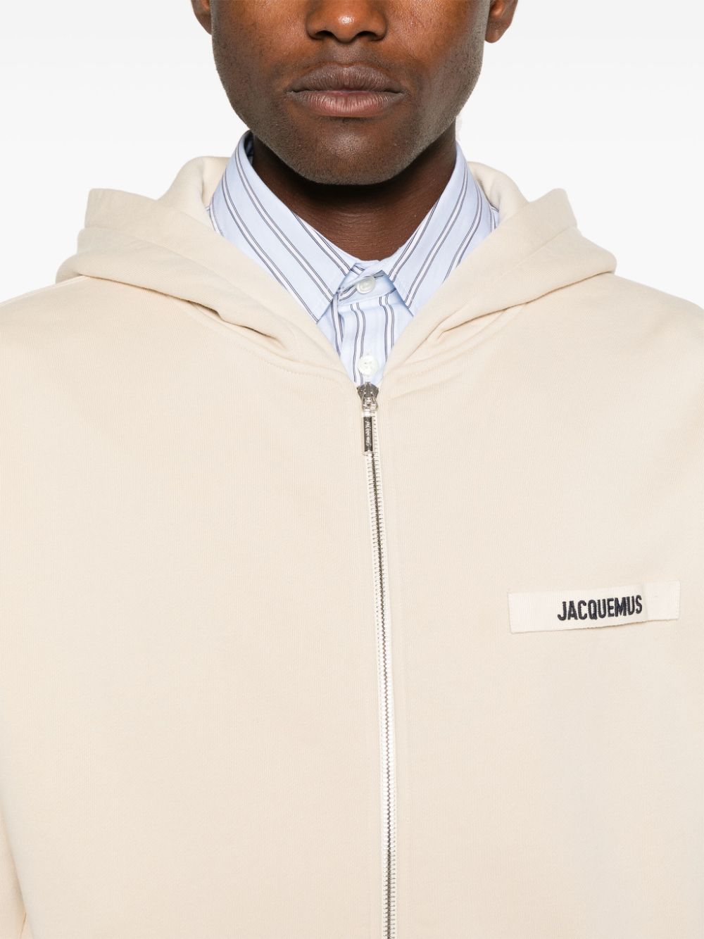 Jacquemus Le Hoodie beige avec logo sur Gros Grain