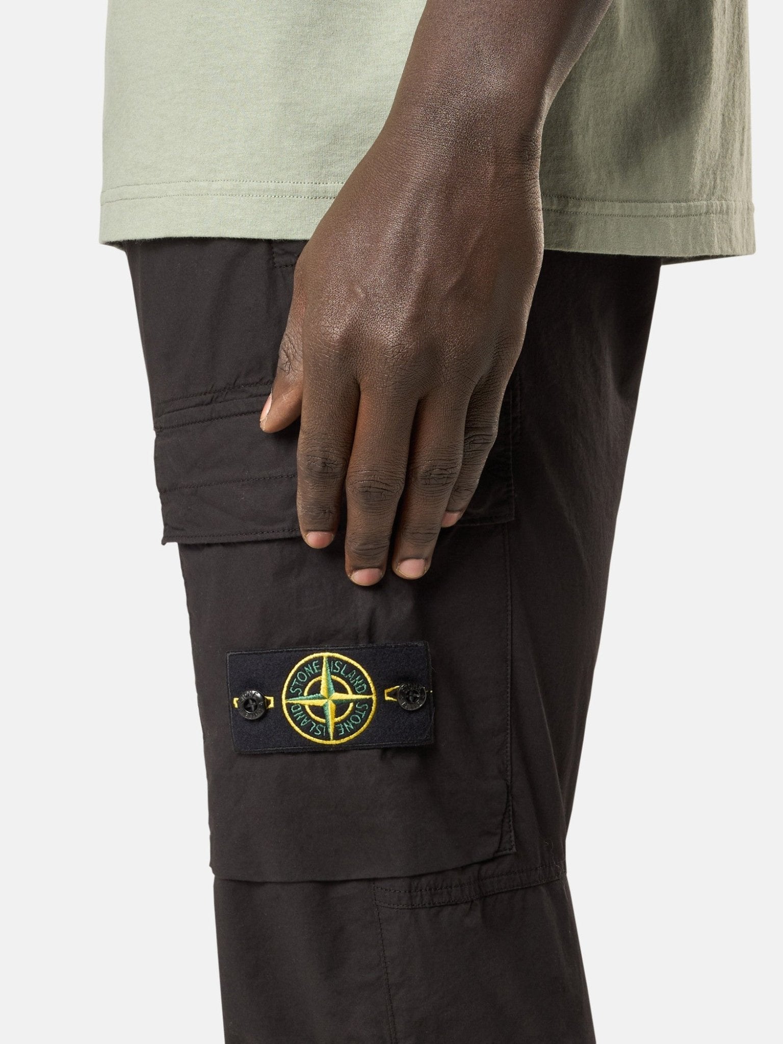 STONE ISLAND - Pantalon cargo coupe fuselée regular à poches zippées Noir